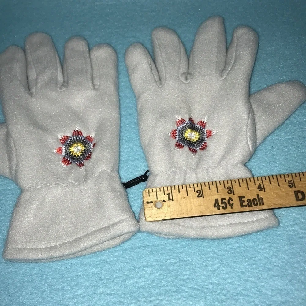 𝅺Gloves- embroidered soft fleece hook together clasp NEW size M/L